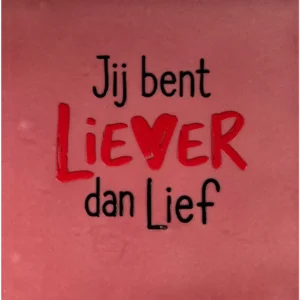 Tegeltje 'jij bent liever dan lief' roze/rood(zwart)