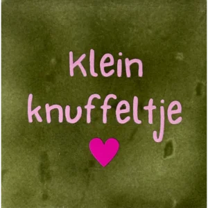 Tegeltje 'klein knuffeltje' olijf/warmroze(knalroze)