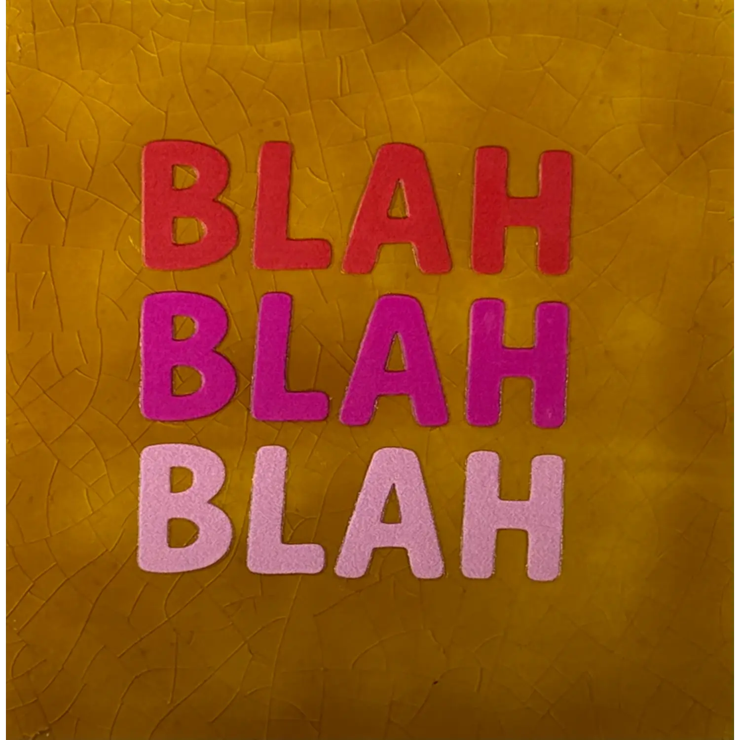 Tegeltje "blah blah blah" oker