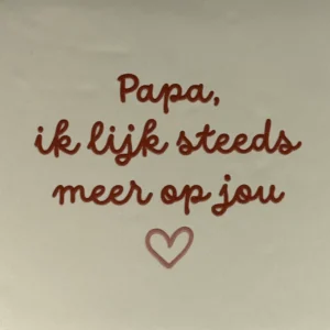 tegeltje 'papa ik lijk steeds meer op jou' creme/taupe(nude roze)