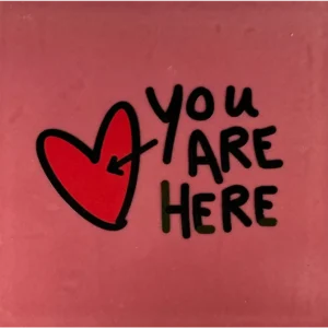 Tegeltje 'you are here' roze/zwart(rood)