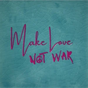 Tegeltje make love not war groen/roze