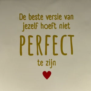 Quote tegeltje de beste versie van jezelf hoeft niet perfect te zijn' creme/goud