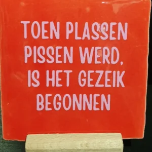 Tegeltje Toen plassen pissen werd, is het gezeik begonnen rood/roze