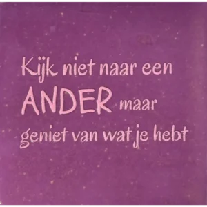 kijk niet naar een ander maar geniet van wat je hebt lila/warmroze