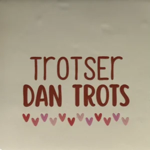 tegeltje trotser dan trots creme/taupe