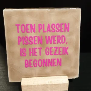 Tegeltje Toen plassen pissen werd, is het gezeik begonnen taupe/roze