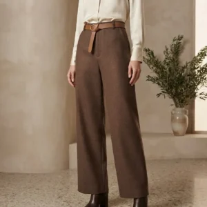 Pantalon met steekzakken en riem.